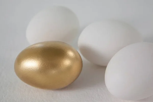 Huevos de Pascua blancos y dorados —  Fotos de Stock