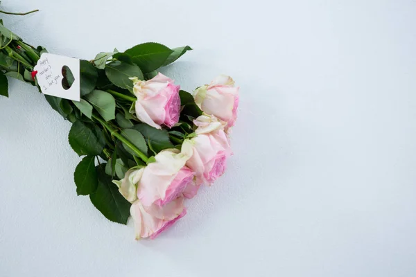 Bouquet de roses roses avec étiquette joyeuse fête des mères — Photo