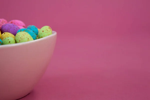 Telur coklat Paskah berwarna dalam mangkuk — Stok Foto
