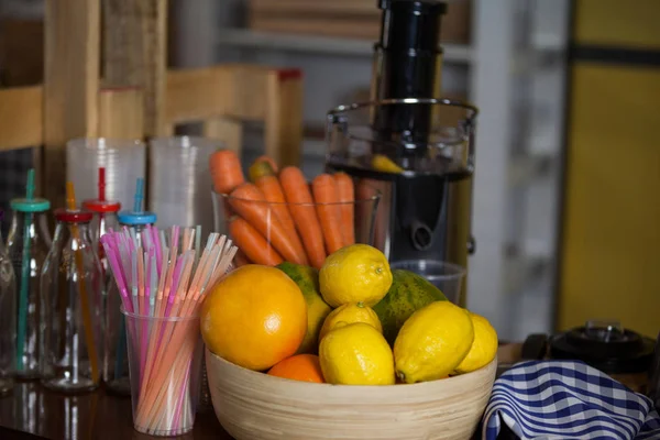 Juicer com cenoura e limão em uma tigela — Fotografia de Stock