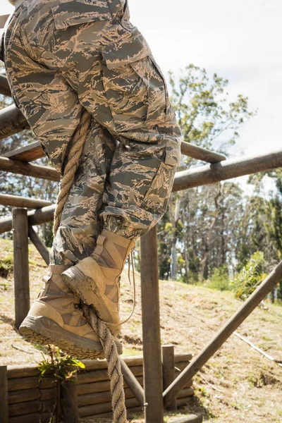 Soldado militar entrenamiento cuerda escalada —  Fotos de Stock