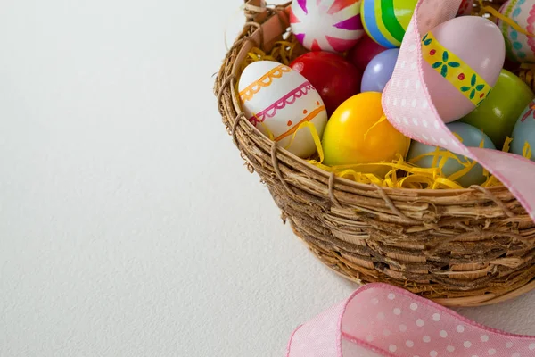 Různé velikonoční vajíčka s mašlí — Stock fotografie