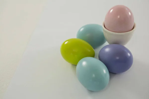 Huevos de Pascua coloridos sobre fondo blanco — Foto de Stock