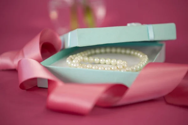 Collar de perlas en caja de regalo abierta — Foto de Stock