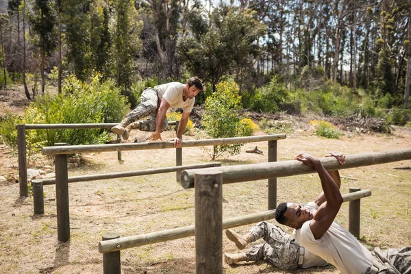 Militaire soldaten training op fitness trail — Stockfoto