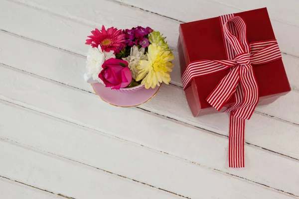 ギフト用の箱、木製の表面に新鮮な花 — ストック写真