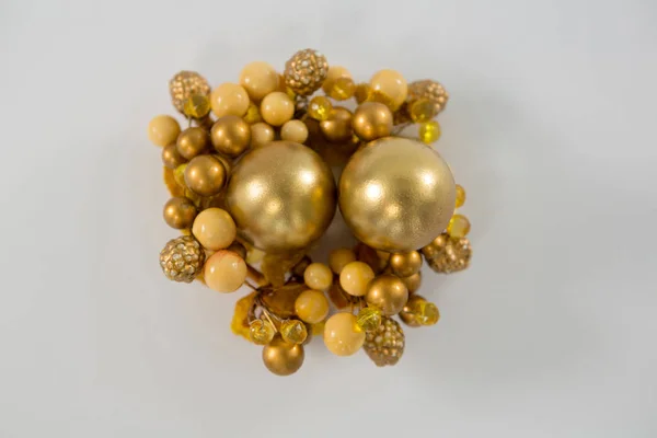 Altın yumurta dekore edilmiş sepeti — Stok fotoğraf