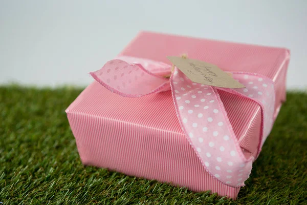 Mutlu anneler günü hediye kutusu etiketi çimenlerin üzerinde — Stok fotoğraf