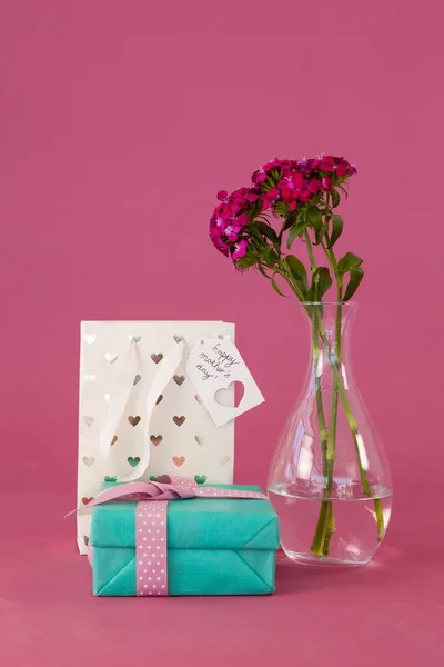 Caja de regalo, bolsa de papel y florero de flores —  Fotos de Stock