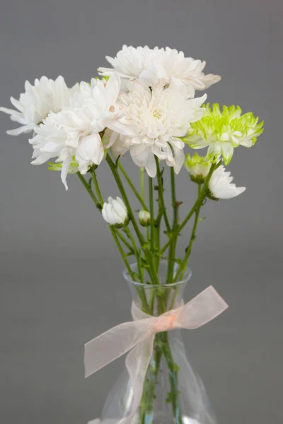 Primer plano del florero atado con cinta —  Fotos de Stock