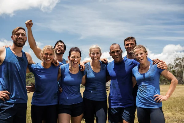 Groep fit mensen poseren samen in boot camp — Stockfoto
