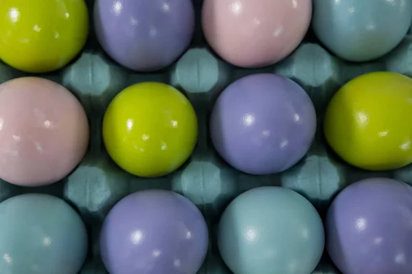 Œufs de Pâques multicolores dans le carton — Photo