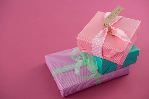 Coffrets cadeaux avec étiquette joyeuse fête des mères sur fond rose — Photo