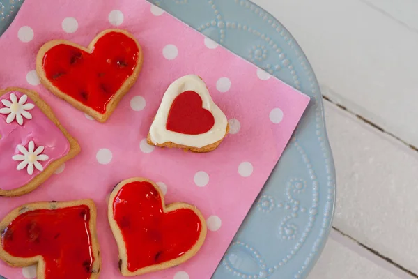 Kalp şekli gingerbread çerezleri plaka üzerinde — Stok fotoğraf