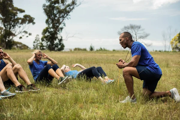 Fitte Menschen machen Knirschgymnastik — Stockfoto