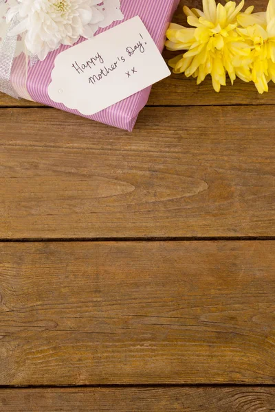 Glada mammor dag kortet på presentask med blommor — Stockfoto