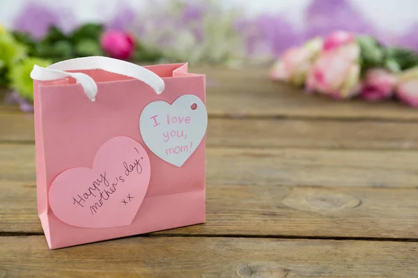 Bolsa de regalo rosa con etiqueta de forma de corazón — Foto de Stock