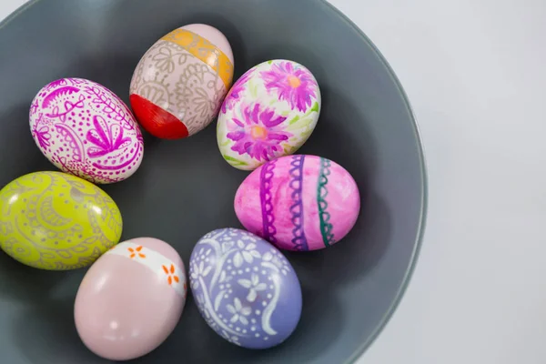 Bol avec oeufs de Pâques peints sur fond blanc — Photo