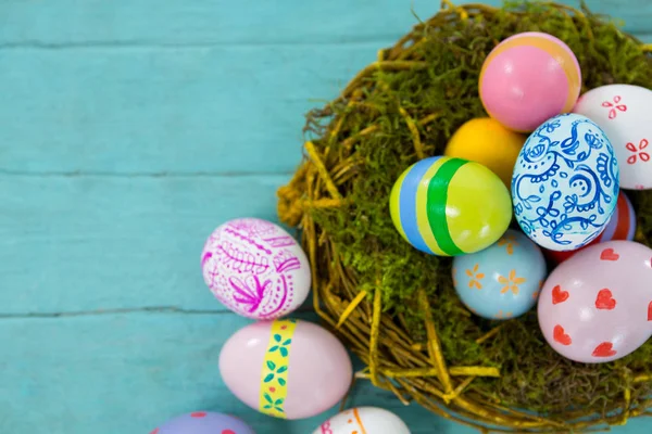 Malovaná velikonoční vajíčka v hnízdě — Stock fotografie