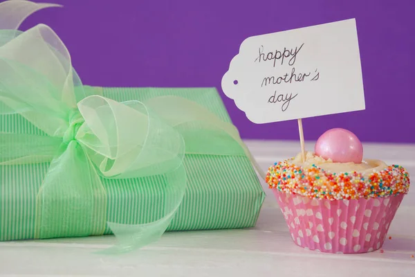 Gelukkig moeders dag kaart met cup cake en geschenkdoos — Stockfoto