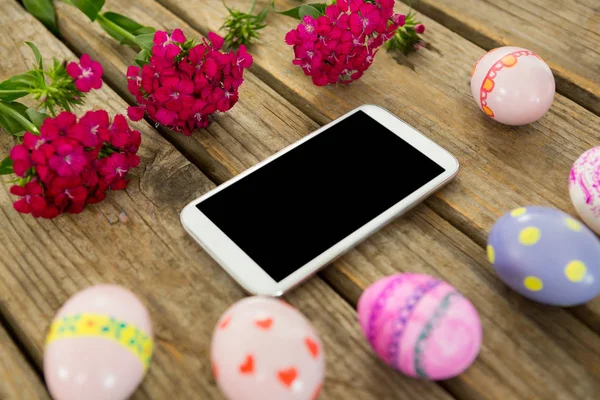 塗装のイースター卵、花、携帯電話 — ストック写真