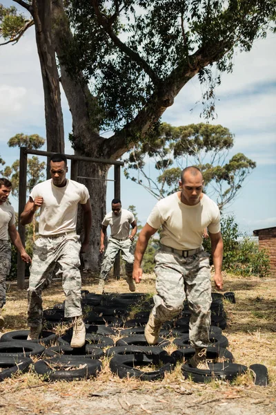 Treinador que dá treinamento para soldados militares — Fotografia de Stock