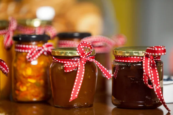 Různé typy okurky a džem na přepážce — Stock fotografie