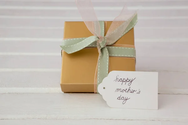 Tarjeta feliz día de las madres con caja de regalo —  Fotos de Stock