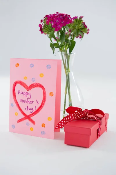 Glückliche Muttertagsgrüße mit Geschenkbox und Blumenvase — Stockfoto