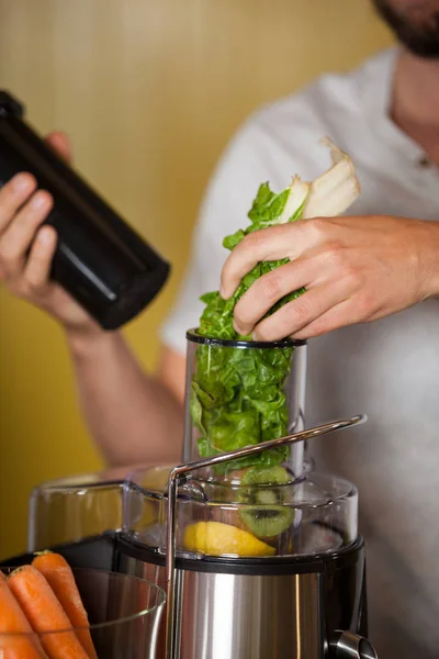 Männliche Mitarbeiter bereiten einen Saft zu — Stockfoto