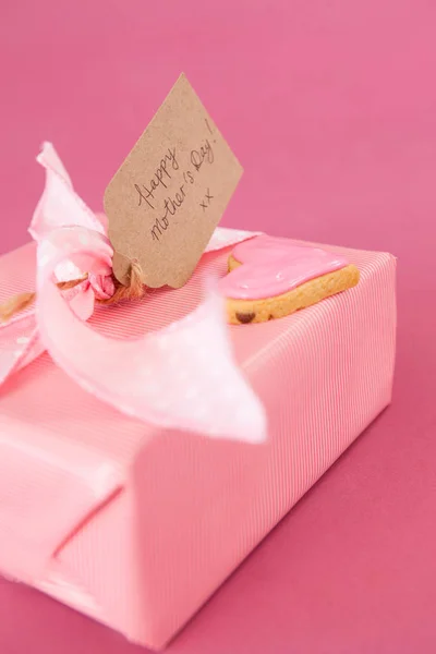 Close-up of gingerbread cookie with gift box — Stock Photo, Image