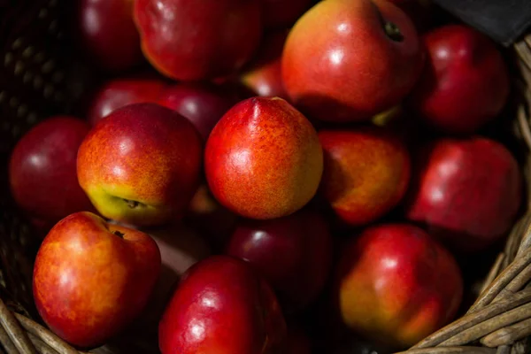 Close-up de cesta de vime cheio de maçã — Fotografia de Stock