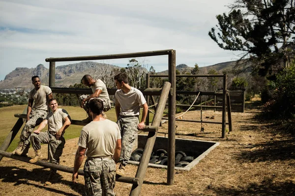 Soldats assis sur le parcours d'obstacles — Photo