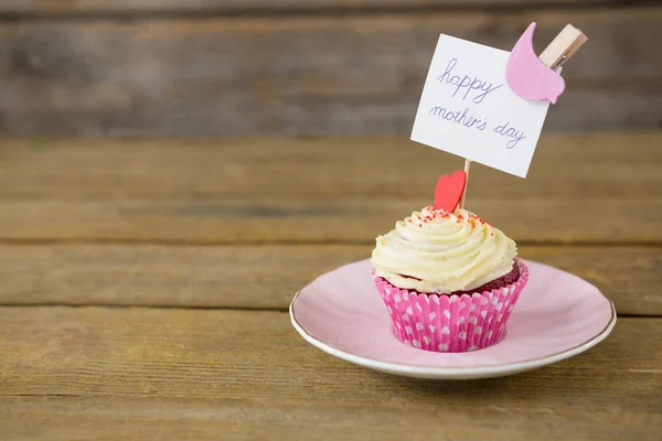 Primo piano di deliziosi cupcake con felice etichetta giorno madri — Foto Stock