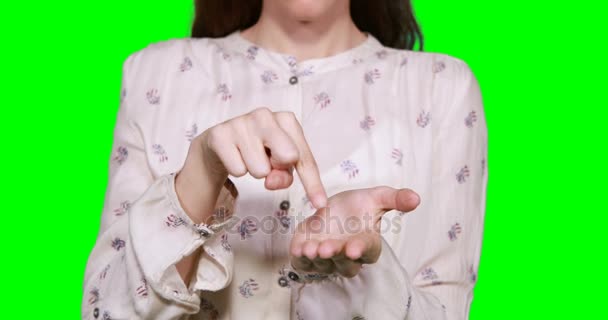 非表示のオブジェクトをタッチするふりをしている女性 — ストック動画