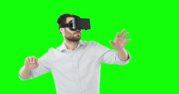 Man met behulp van virtual reality headset — Stockvideo