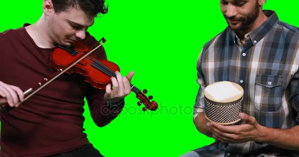 Мужчины-музыканты, играющие на скрипке и кабасе — стоковое видео