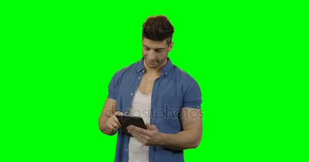 Junger Mann nutzt digitales Tablet — Stockvideo