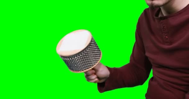 Középső szakasz férfi zenész játszik Csiszár Noémi — Stock videók