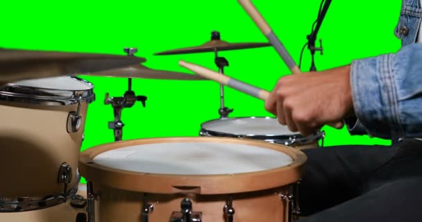 ドラムを演奏するドラマーの半ばセクション — ストック動画