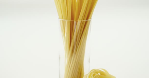 Spaghetti disposti in fiore a forma di fondo bianco — Video Stock