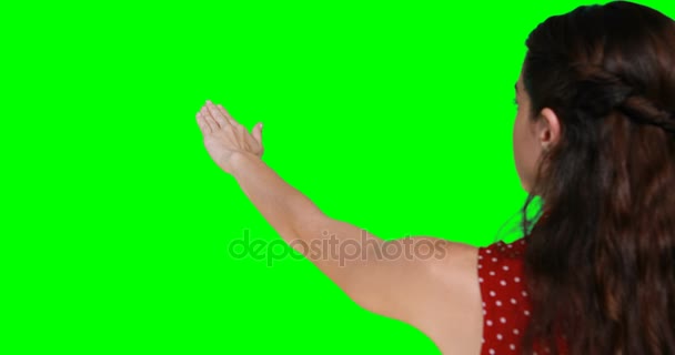 Mulher fingindo tocar em uma tela invisível — Vídeo de Stock
