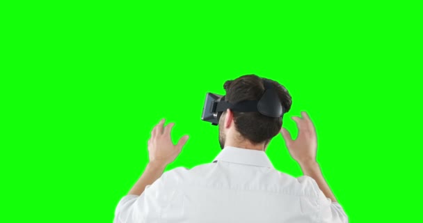 Vista trasera del hombre usando auriculares de realidad virtual — Vídeos de Stock