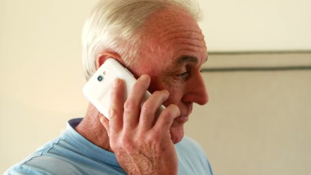 Senior telefoniert im Schlafzimmer mit Handy — Stockvideo