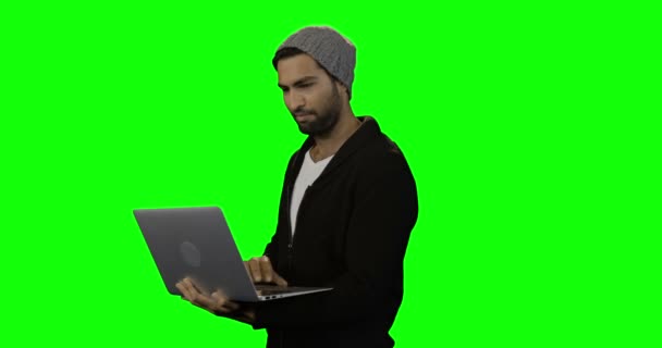 Молодий чоловік використовує ноутбук — стокове відео