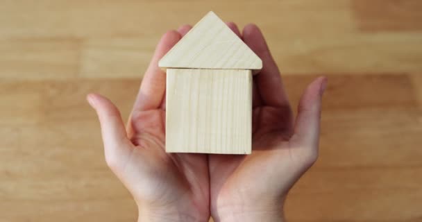 Hand of woman holding model house — Stock Video