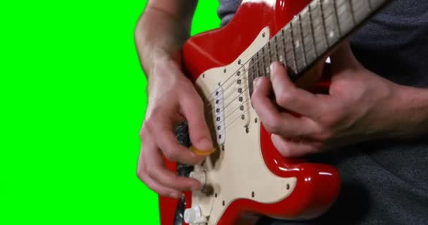 Mittelteil eines männlichen Musikers an der Gitarre — Stockvideo