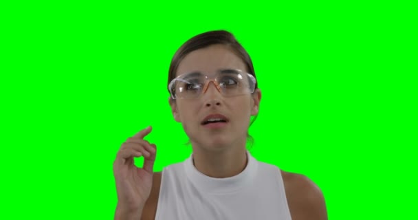 Affärskvinna som bär futuristiska glasögon när du använder digital skärm — Stockvideo