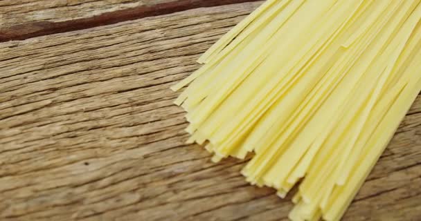 Tagliatelle pasta på träbord — Stockvideo