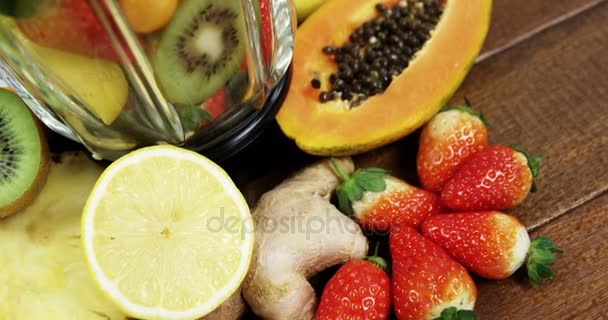 Várias frutas e legumes no liquidificador — Vídeo de Stock